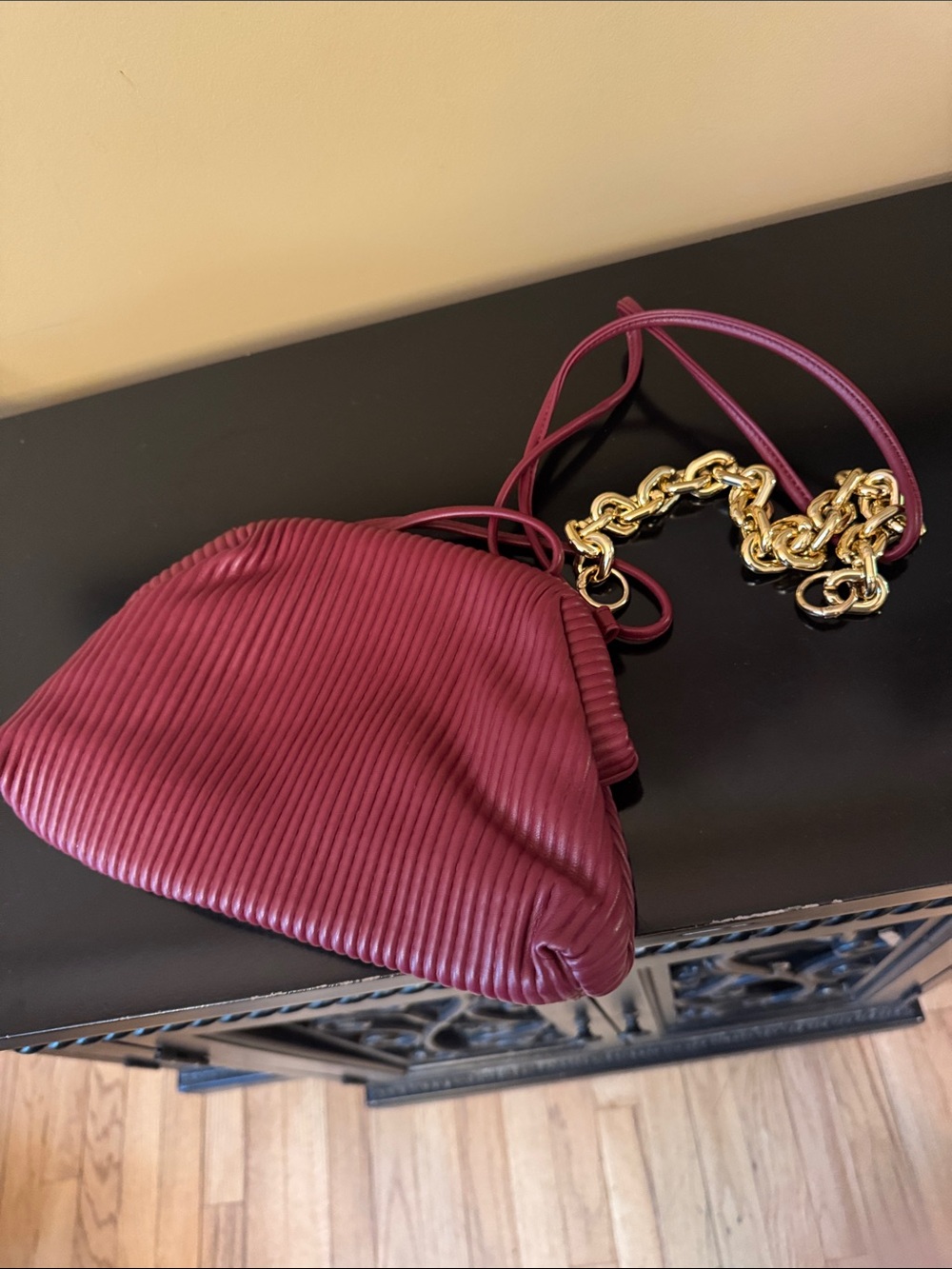 Stylish Ribbed Crossbody Bag in Burgundy with Gold Chain